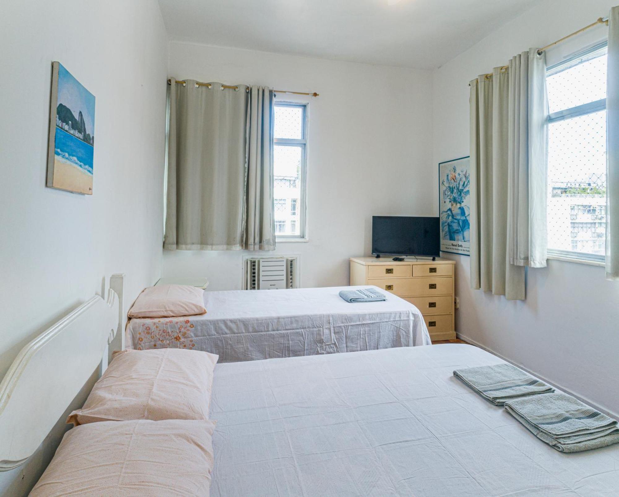 Completo Na De Copacabana, 3 , Em Andar Alto Com Vista Mar, Ar ,wifi, Tv Canais A Cabo, Pauloangerami Mvc18 *